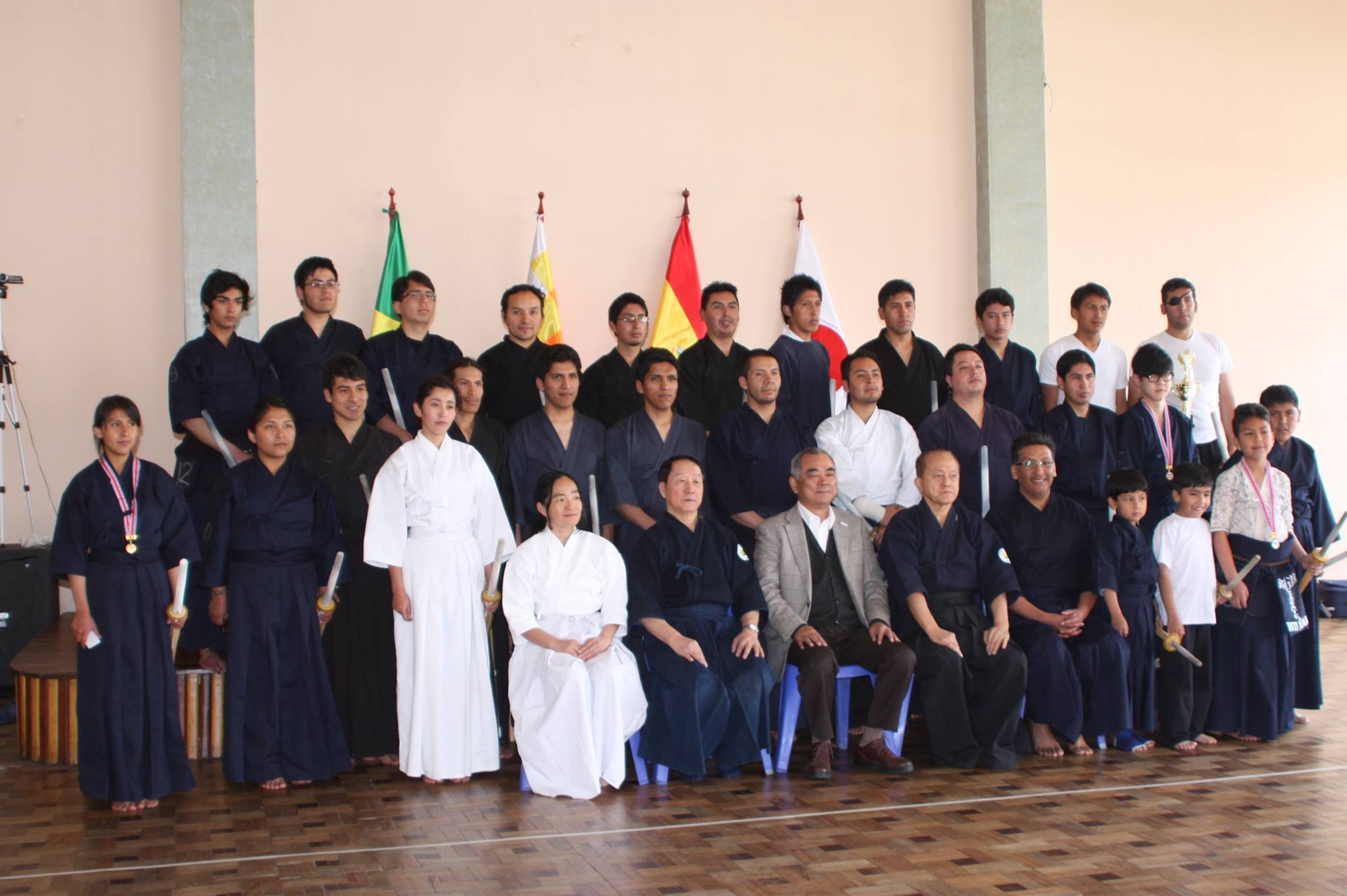 Practicantes y directiva de la Asociación Boliviana de Kendo