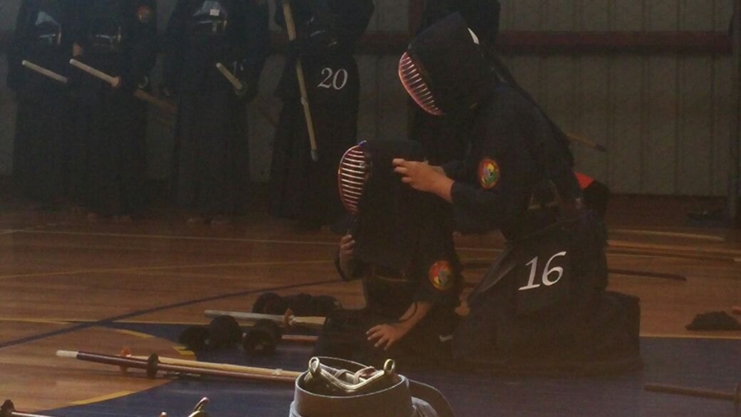 Practicantes de kendo preparando su bogu